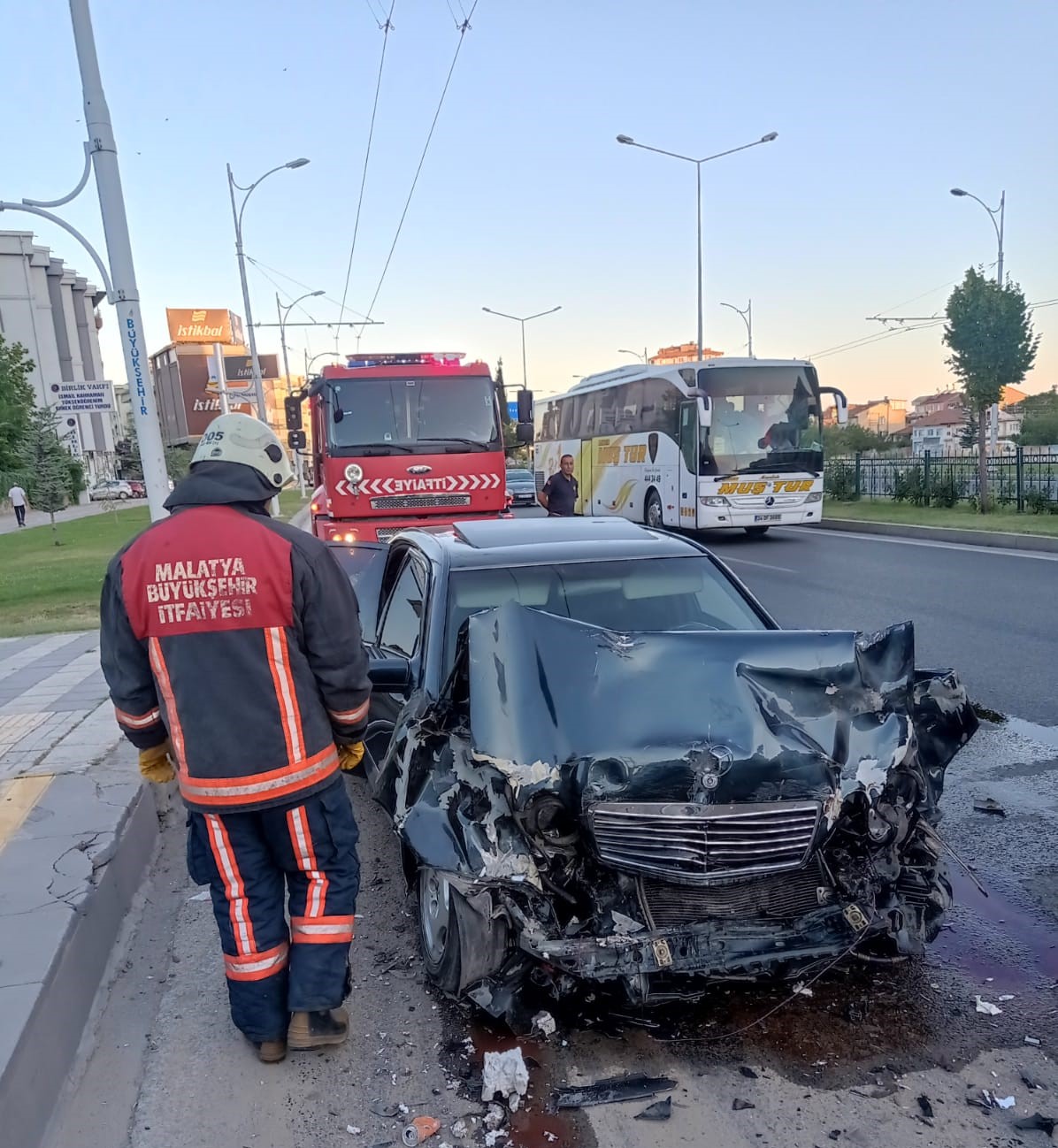 Otomobil İşçi Servisine Çarptı:1 Ölü