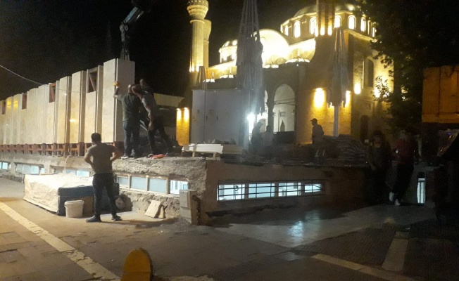 Yeni Cami'de Tepki Çeken Beton Bloklar Kaldırıldı