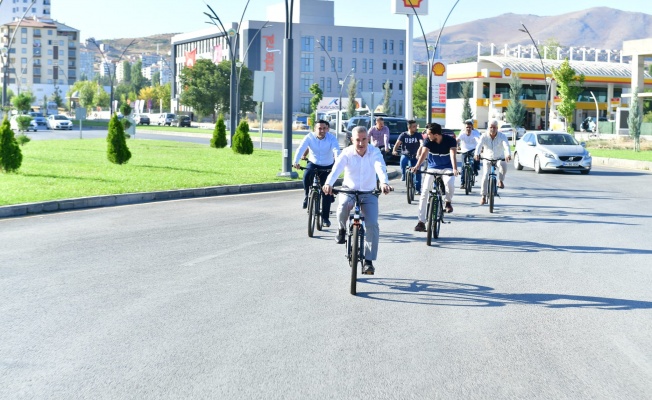 Başkan Çınar Mesaiye Bisikletle Geldi ! İşte Nedeni