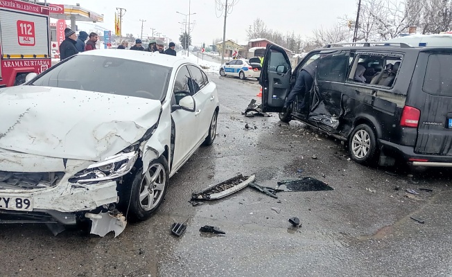 Otomobil ile  minibüs çarpıştı: 3 kişi yaralandı