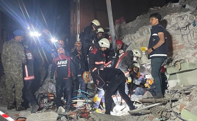 Ağır Hasarlı Bina Çöktü, 1 Kişi Hayatını Kaybetti
