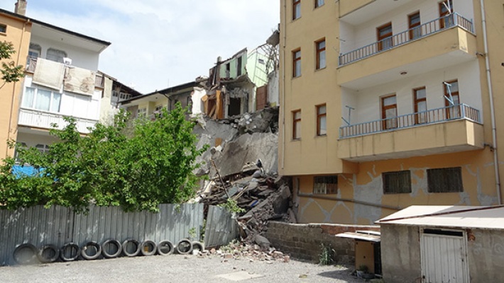 Malatya’da 4 Katlı Hasarlı Bina Çöktü