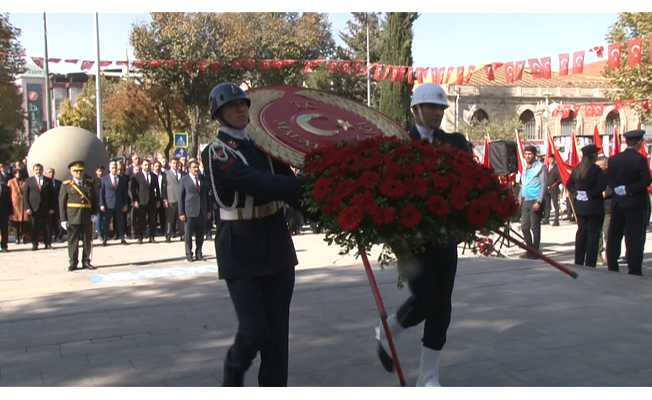 Atatürk Anıtında Çelenk Sunumu Yapıldı