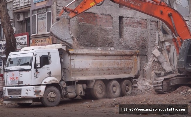 Yıkımlar Kışla Caddesi Esnafını Mağdur Ediyor