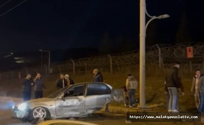 İkiye Bölünen Otomobilde 3 Kişi Yaralandı