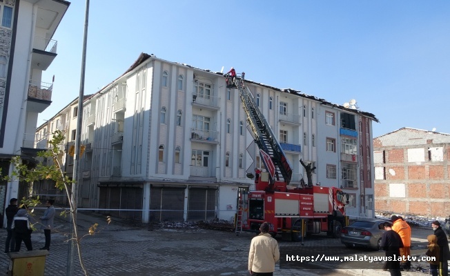 Malatya'da 4 Katlı Binanın Çatısı Çöktü