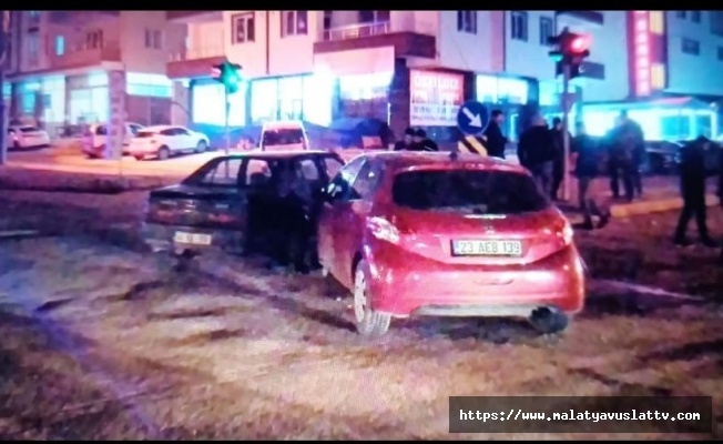 Malatya'da Otomobiller Çarpıştı: 2 Kişi Yaralı