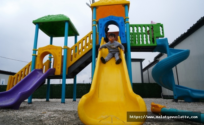 Çocuklar Her Şeyden Habersiz Koşup Eğleniyor