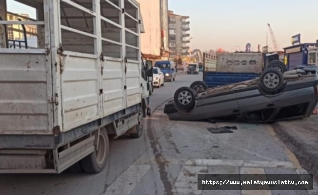 Kamyonete Çarparak Ters Dönen Aracını Bırakıp Kaçtı Kamyonete Çarparak Ters Dönen Aracını Bırakıp Kaçtı