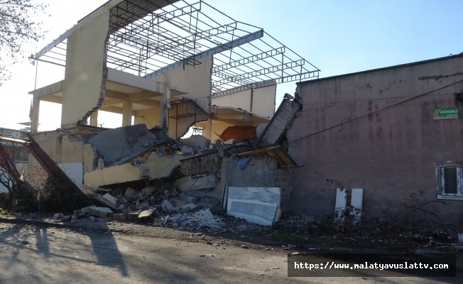 Sanayi Sitesinde 6 Dükkanın Bulunduğu Blok Çöktü