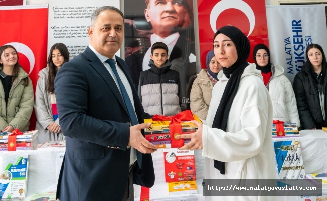 Büyükşehir Belediyesinden Öğrencilere Kitap Desteği