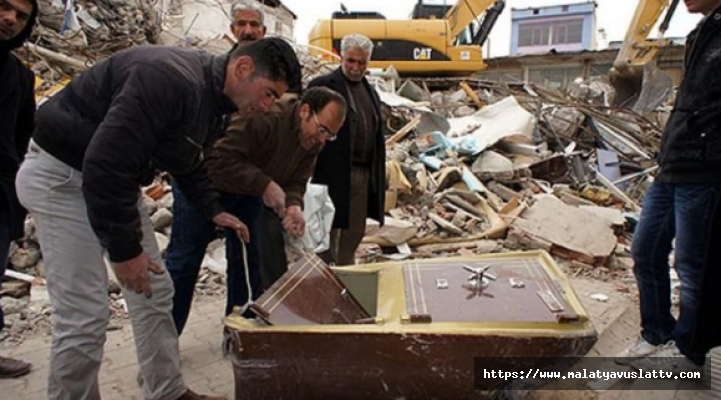 Depremde Enkazdan Çıkan Kasalar Hala Sahiplerini Bekliyor