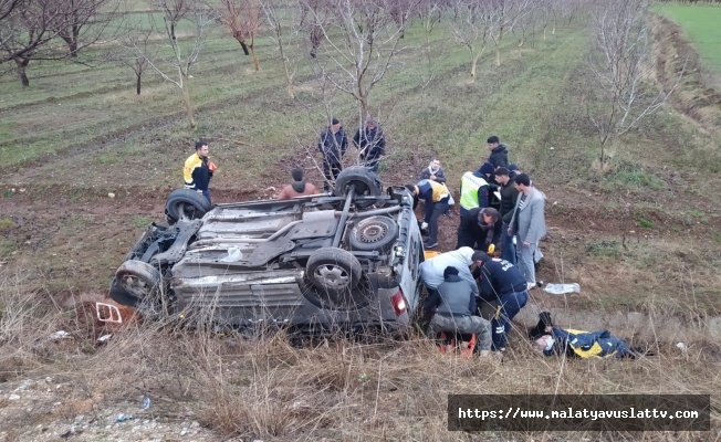 Malatya'da Tekeri Patlayan Otomobil Şarampole Uçtu: 8 Yaralı