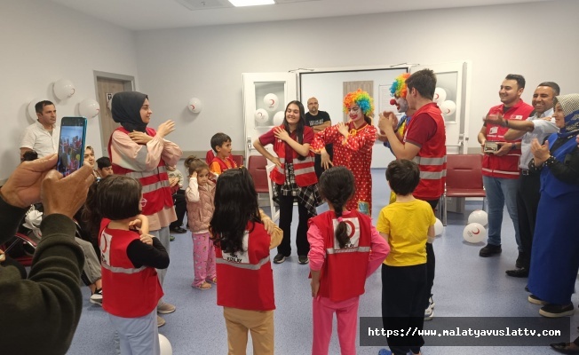 Hastanede Yatan Çocuklara Yeşilyurt Kızılay Şubesi'nden Moral Etkinliği