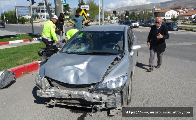 Otomobil ile Motosiklet Çarpıştı: 2 Yaralı