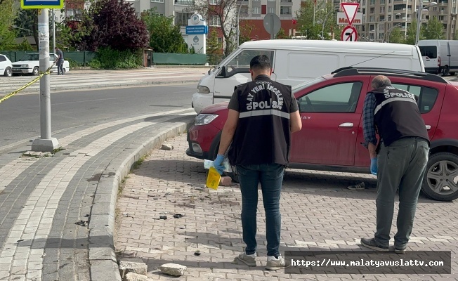 Otomobil Kaldırımda Yürüyenlerin Arasına Daldı: 1 Yaralı