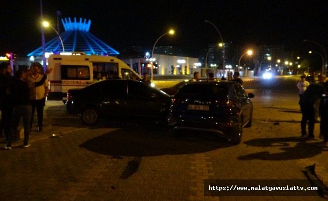 Üç Aracın Karıştığı Kazada Ortalık Savaş Alanına Döndü