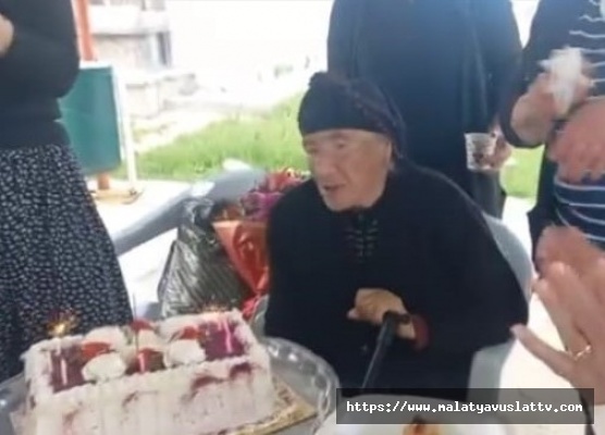 102 Yaşındaki Çınara Doğum Günü Sürprizi