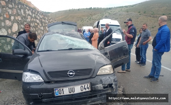 Otomobil İstinat Duvarına Çarptı: 4 Yaralı