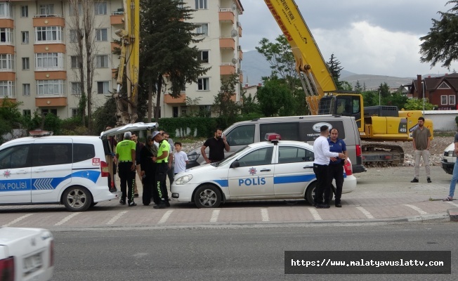 Yolun Karşısına Geçmek İsteyen Yayalara Otomobil Çarptı