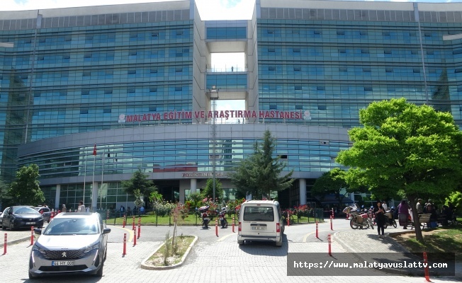 Servis aracının çarptığı yaya yaralandı