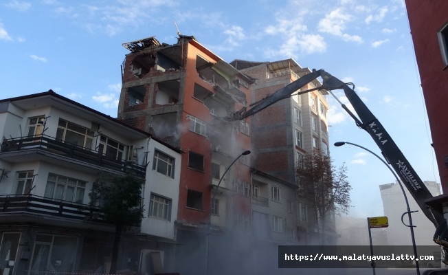 Aylardır Yıkılmayı Bekleyen O Apartman Sonunda Yıkıldı