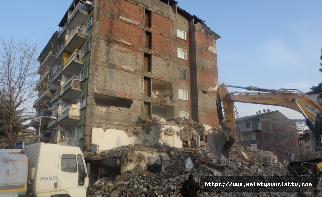 Malatya'da Yıkım Sırasında Hasar Gören 6 Katlı Bina Tahliye Edildi
