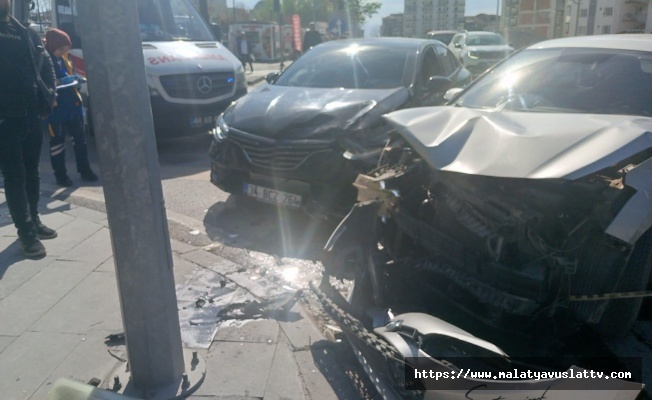 Malatya'da İki Araç Çarpıştı: 3 Yaralı