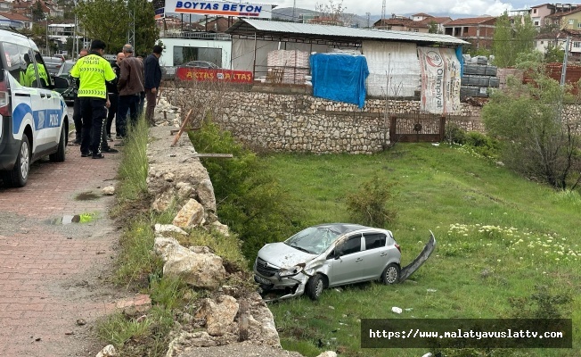 İstinat Duvarına Çarpan Araç Bahçeye Uçtu