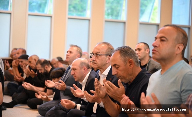 Vatandaşlar Bayram Namazı İçin Camilere Akın Etti