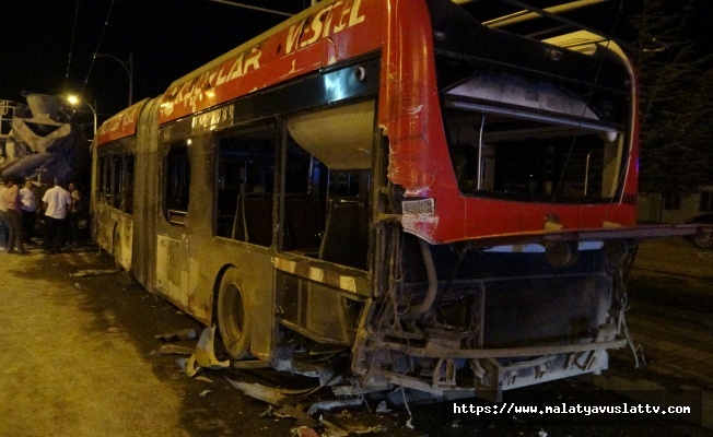 Kontrolden Çıkan Beton Mikseri Trambüse Çarptı: 4 Yaralı