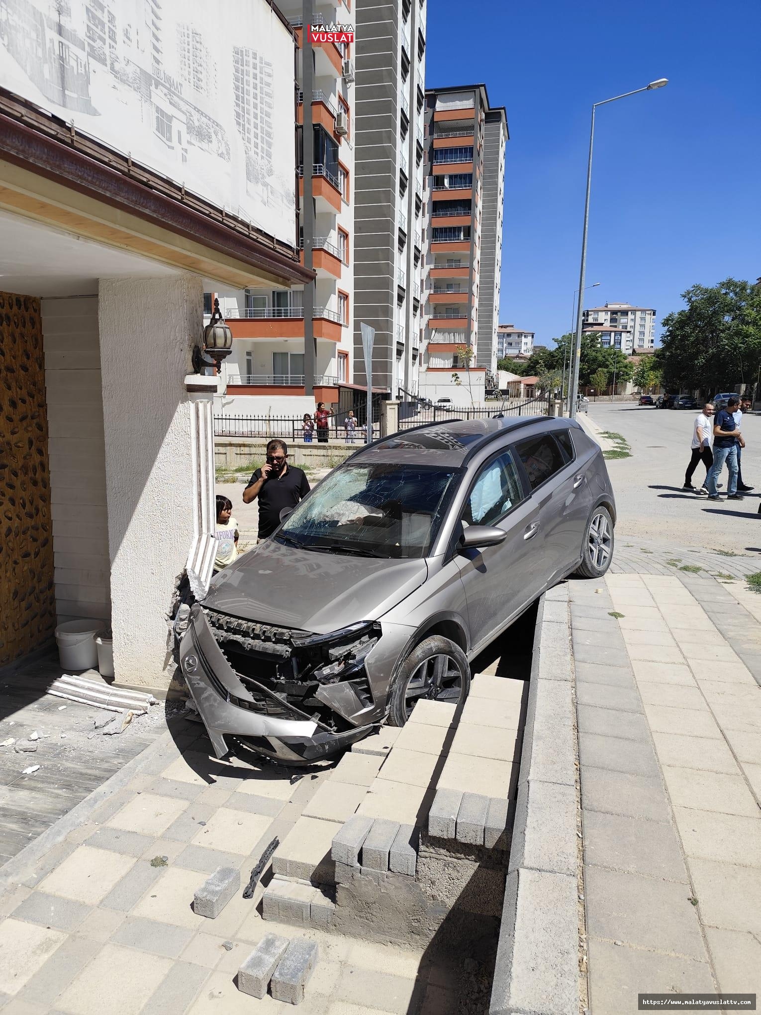 Direksiyon Hakimiyetini Kaybedince Eve Çarptı