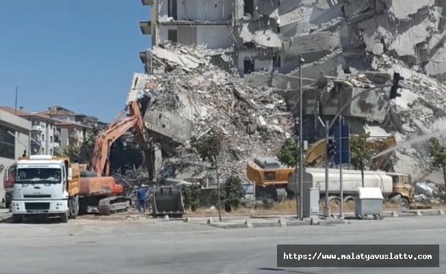 Fahri Kayahan’da Toz ve Tehlike: Yıkım Sırasında Önlem Yetersiz