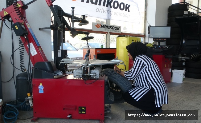 "Kadınlar yapamaz" Diyenlere İnat 24 Yıldır Lastik Tamiri Yapıyor