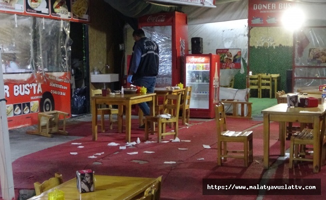 Malatya'da dönercide bıçaklı kavga: 2 yaralı
