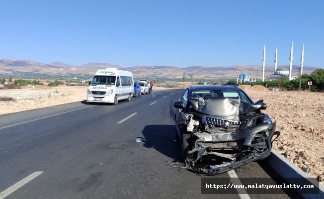 Malatya'da Minibüs İle Otomobil Çarpıştı: 9 Yaralı
