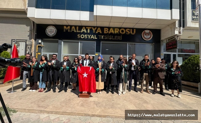 Toplumcu Avukatlar Grubu, Malatya Barosu Önünde Bir Araya Gelerek Baro Başkanı Onur Demez’in Açıklamalarına Tepki Gösterdi.