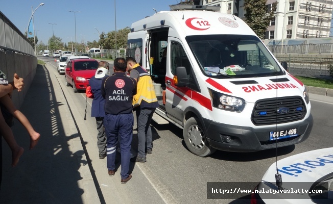 Yolu Karıştırarak Alt Geçide Giren Yaşlı Adama Otomobil Çarptı