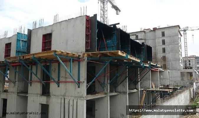 Battalgazi’de İş Kazası: Merdivenden Düşen İşçi Yaralandı