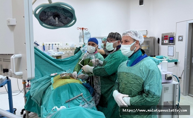 Malatya’da 8 Santimetrelik Böbrek Taşı Kapalı Yöntemle Alındı