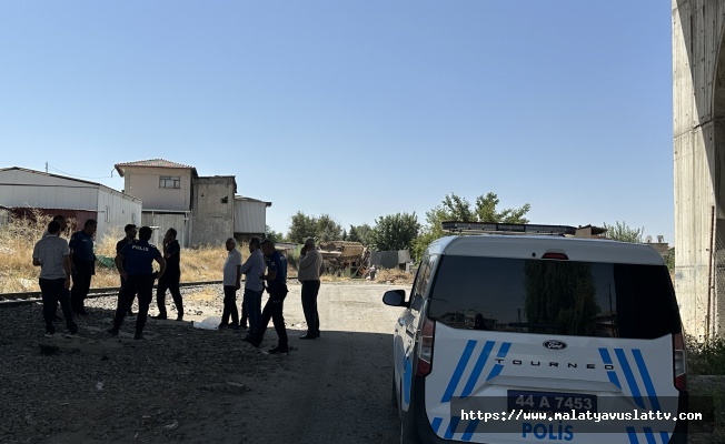 Malatya’da Yük Treni Çarptığı Kişiyi Ağır Yaraladı