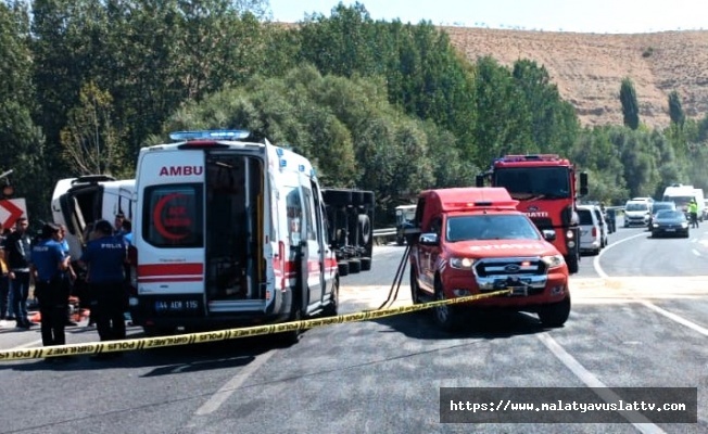 Virajı Alamayan Tır Yan Yattı, Kazada Sürücü Yaralandı