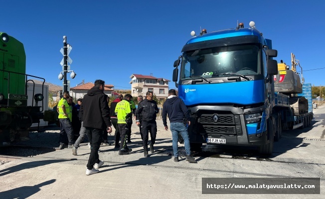 Doğanşehir’de Hemzemin Geçitte Tren ile Tır Çarpıştı