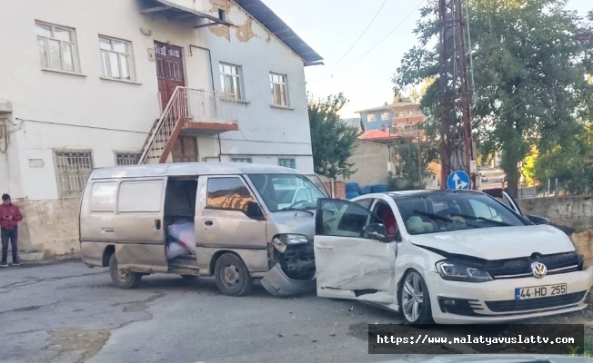 Otomobil Çarpmanın Etkisiyle Yoldan Savruldu