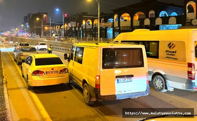 Alt Geçit Girişinde Zincirleme Kazalarda Trafiği Aksattı
