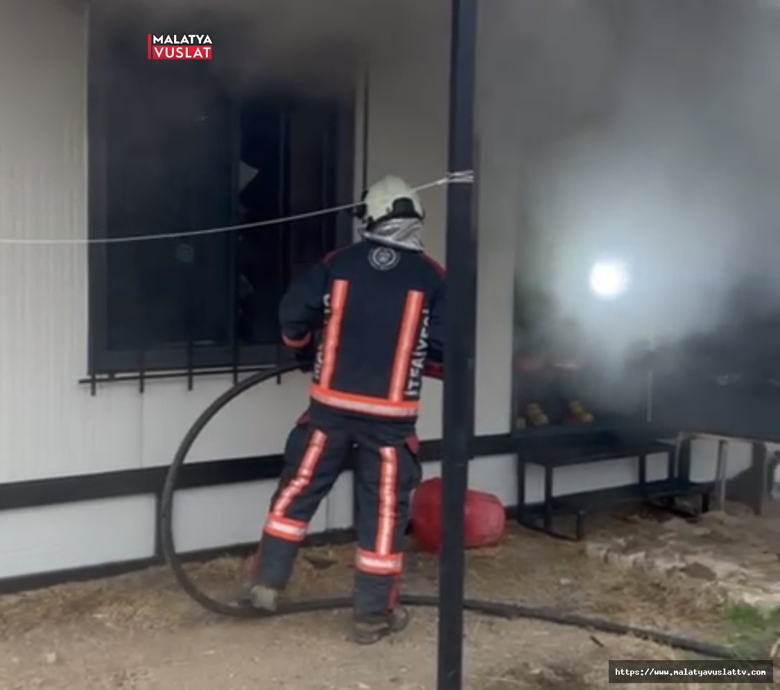 Gazi Mahallesinde Konteyner Yangını Korkuttu