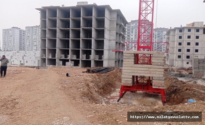 Paralarını Alamayan İşçiler İsyan Edip Kule Vinçe Çıktı