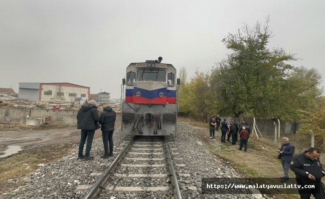 Rayların Üzerine Düşen Yaşlı Adam Tren Altında Kaldı