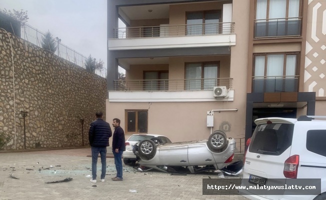 Geri Vites Yerine İleriye Alınca Otomobil Aşağıya Düştü