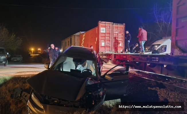 Hemzemin Geçitte Kaza, Tren Otomobile Çarptı